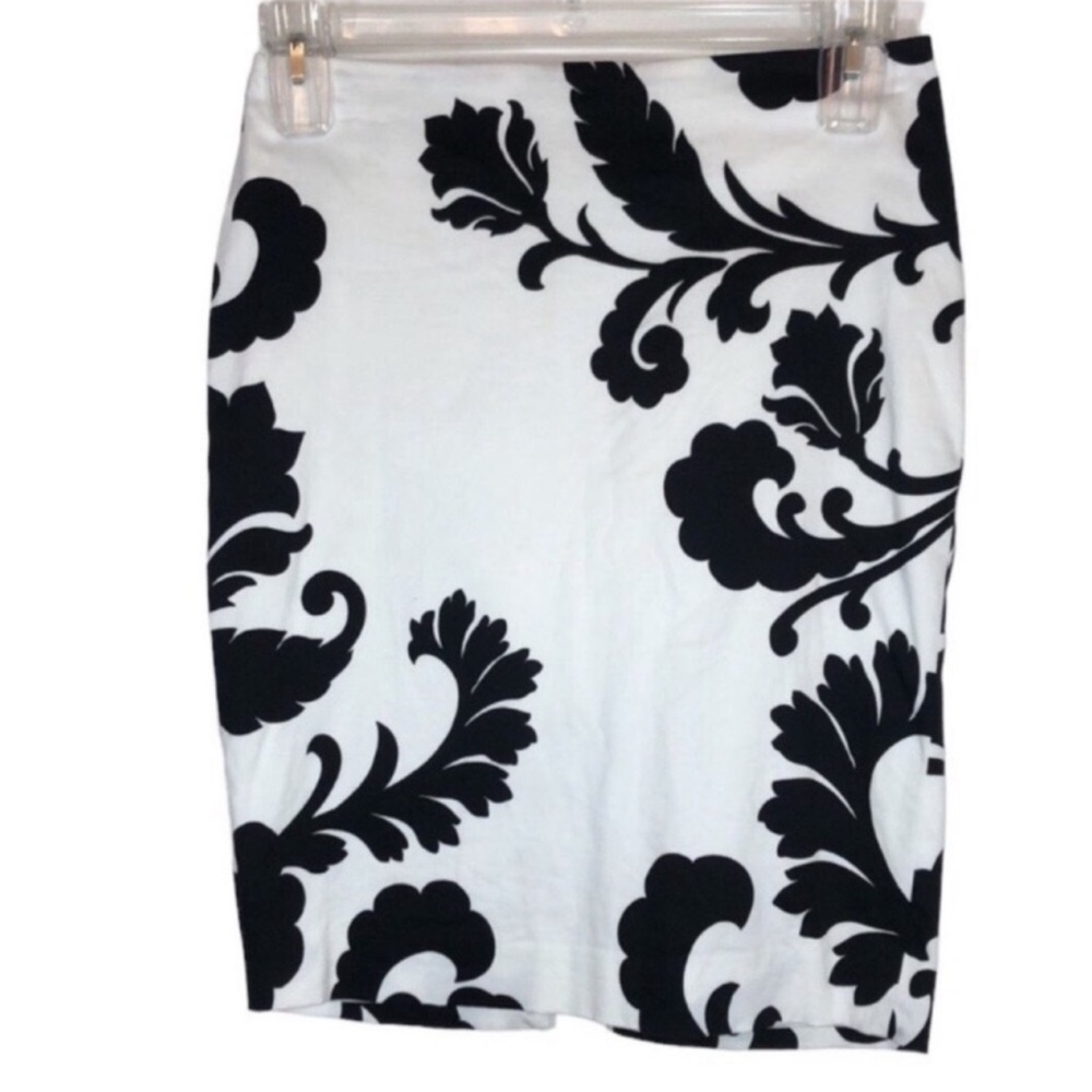 WHBM White House Black Market Sz 2 White & Black Big Paisley Print Fitted Skirt